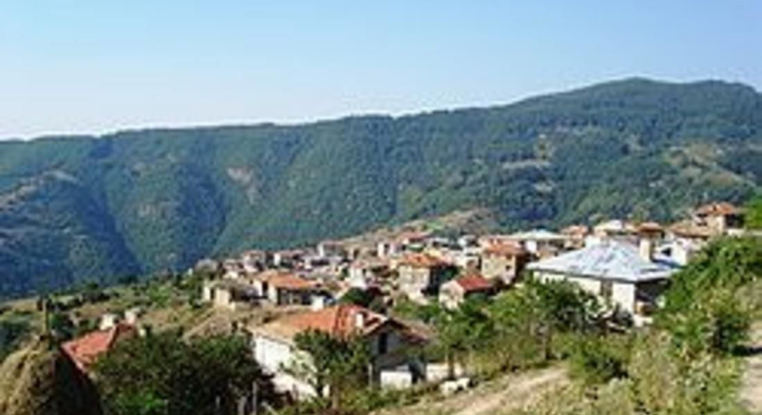Жителите на с.Осиково блокират пътя Девин-Пловдив