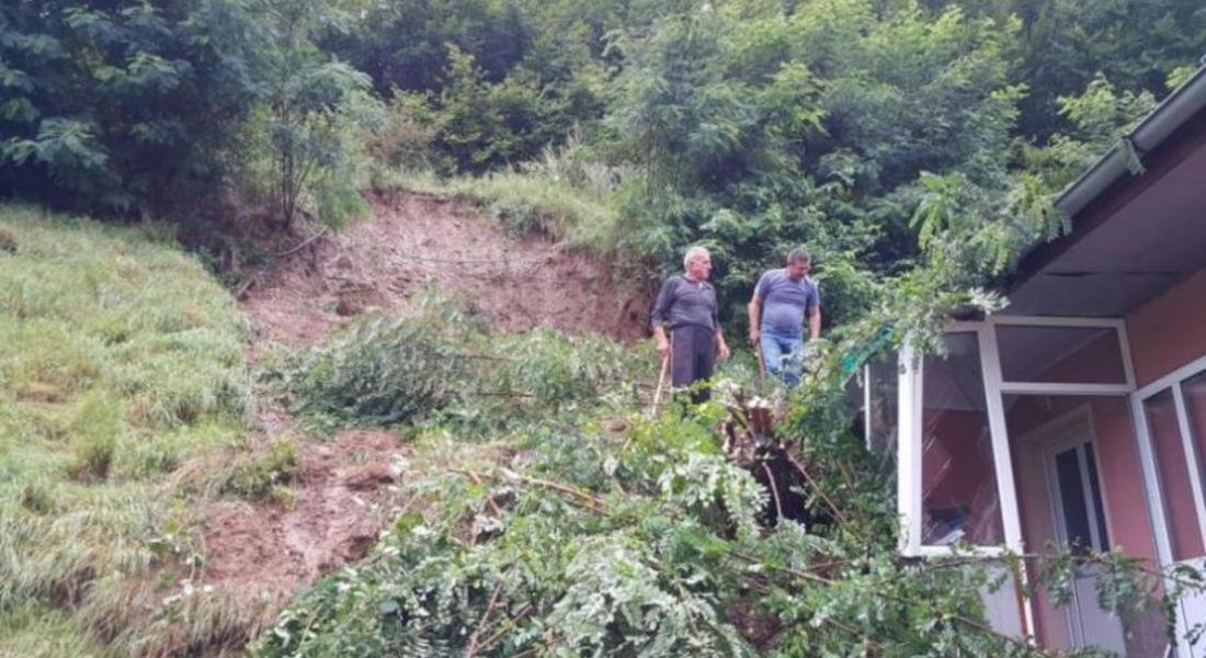  Жители в Неделино пред евакуация, свлачище застрашава да срути къща