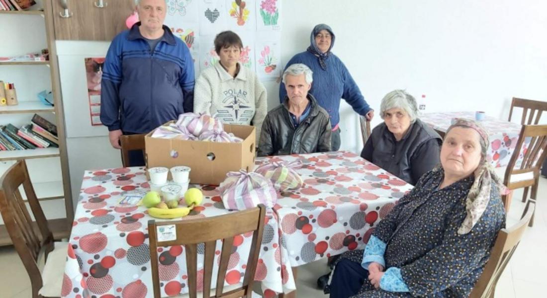  ВТОРОКЛАСНИЦИ ДАРИХА ПОЛАГАЩИТЕ ИМ СЕ ПЛОДОВЕ И МЛЯКО НА ПОТРЕБИТЕЛИТЕ В ХОСПИСА В МАДАН