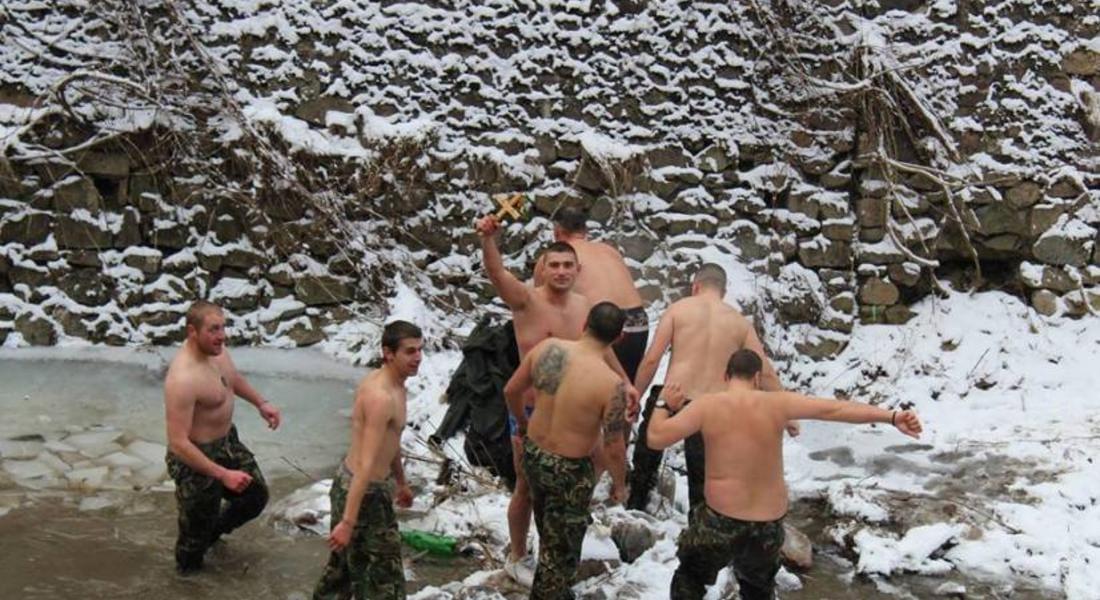 Димитър Панайотов извади Богоявленския кръст от ледените води на река Черна в Смолян