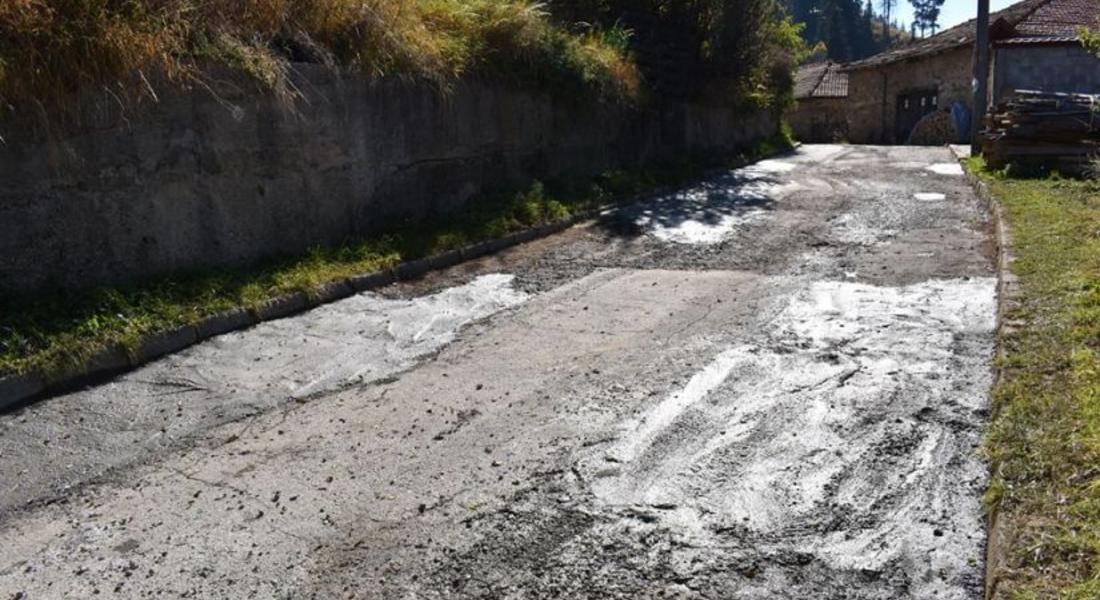 Граждани на Чепеларе сами запълниха дупки по пътя