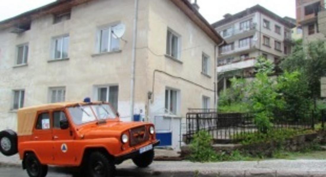 Екипи на пожарната отводняваха мазе и шахта вчера