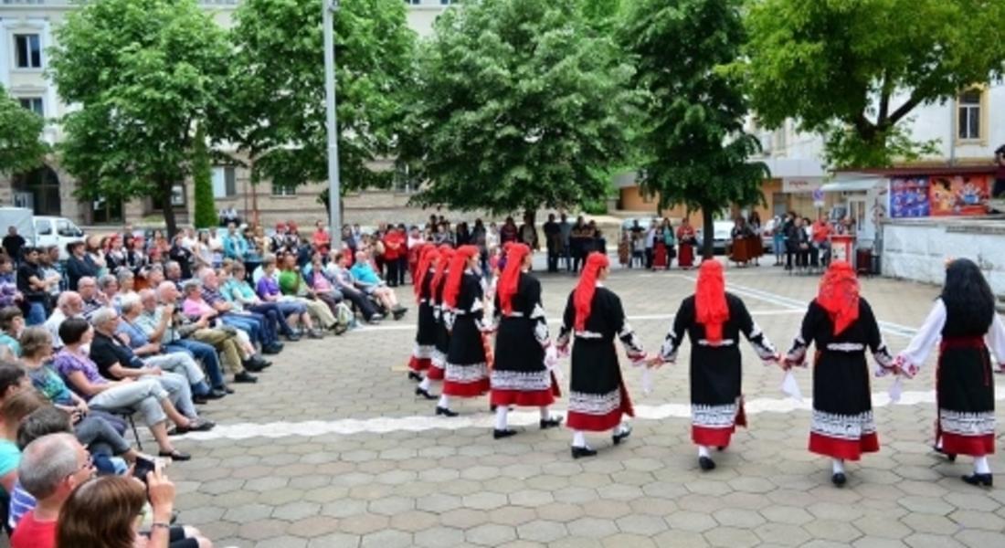 Всички на хорото