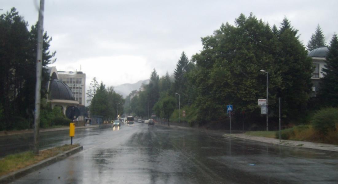 Проливен дъжд с гръмотевици вали в Смолян