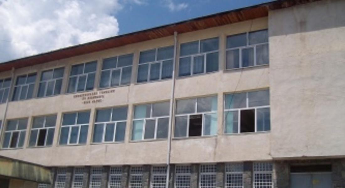 С голям концерт Професионалната гимназия по икономика „Карл Маркс” отбелязва днес своя 50-годишен юбилей 