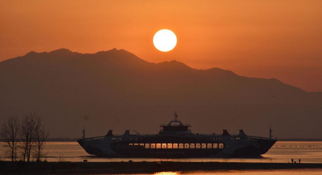 Снимка на деня: The ferry is coming to the port  