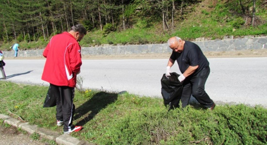 Близо 1500 души почистват Смолян и околностите 