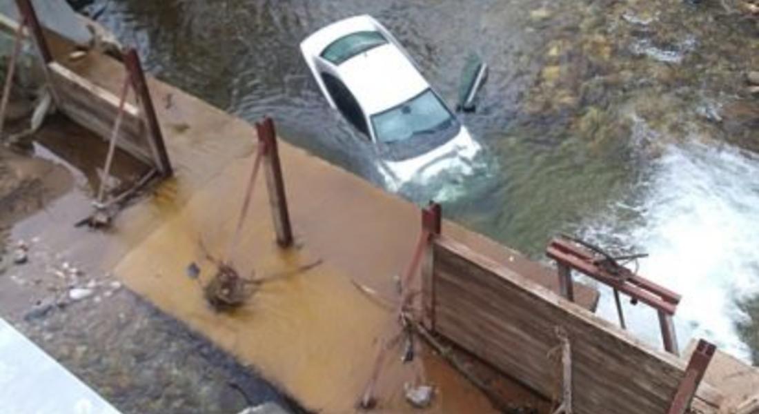 Младеж падна в реката с "Пежо", отърва се с наранявания