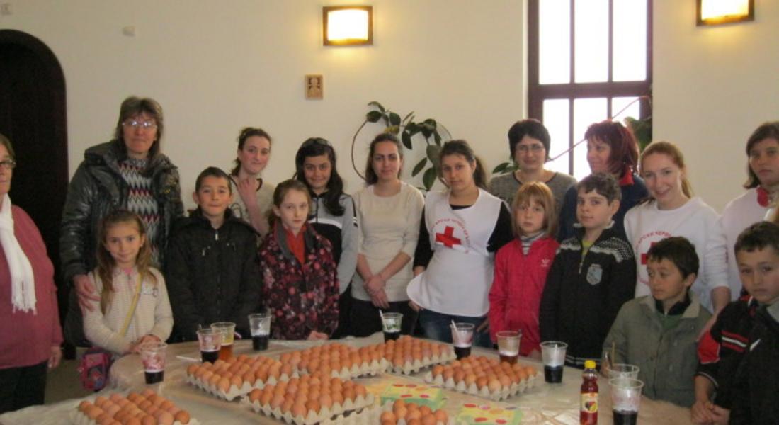 „Чисти сърца“ и приятели боядисаха и подариха 200 яйца
