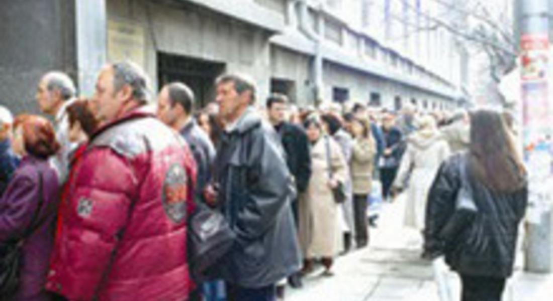 "Тайни клиенти" внедрени по опашките в страната