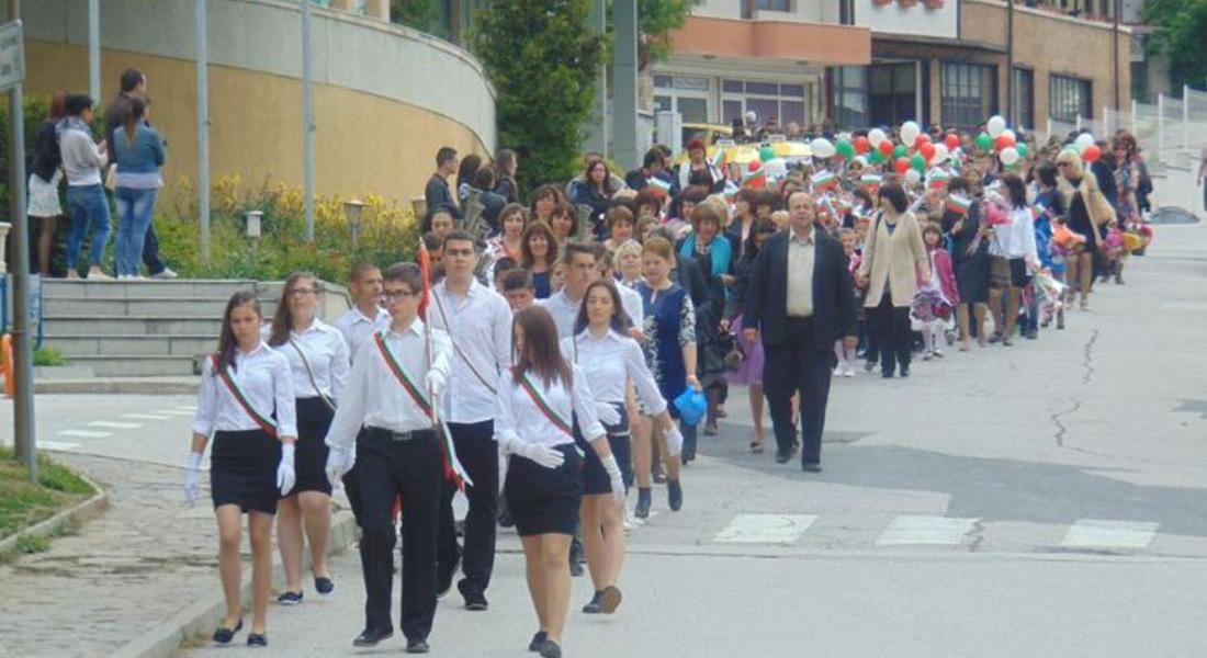 Празнично шествие за 24 май в Девин