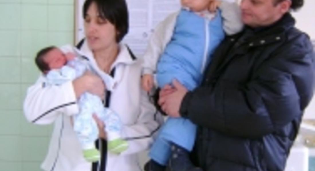 Изписаха майка, родила бебето си в линейка