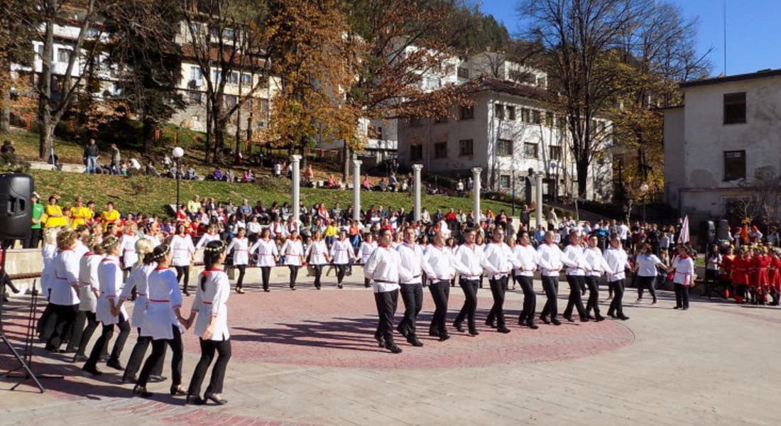  ХОРО НА ПЛОЩАДА за първия учебен ден в Смолян!