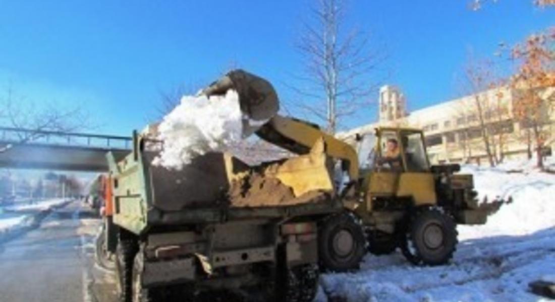 34 самосвала със сняг са извозени тази нощ от центъра на Смолян