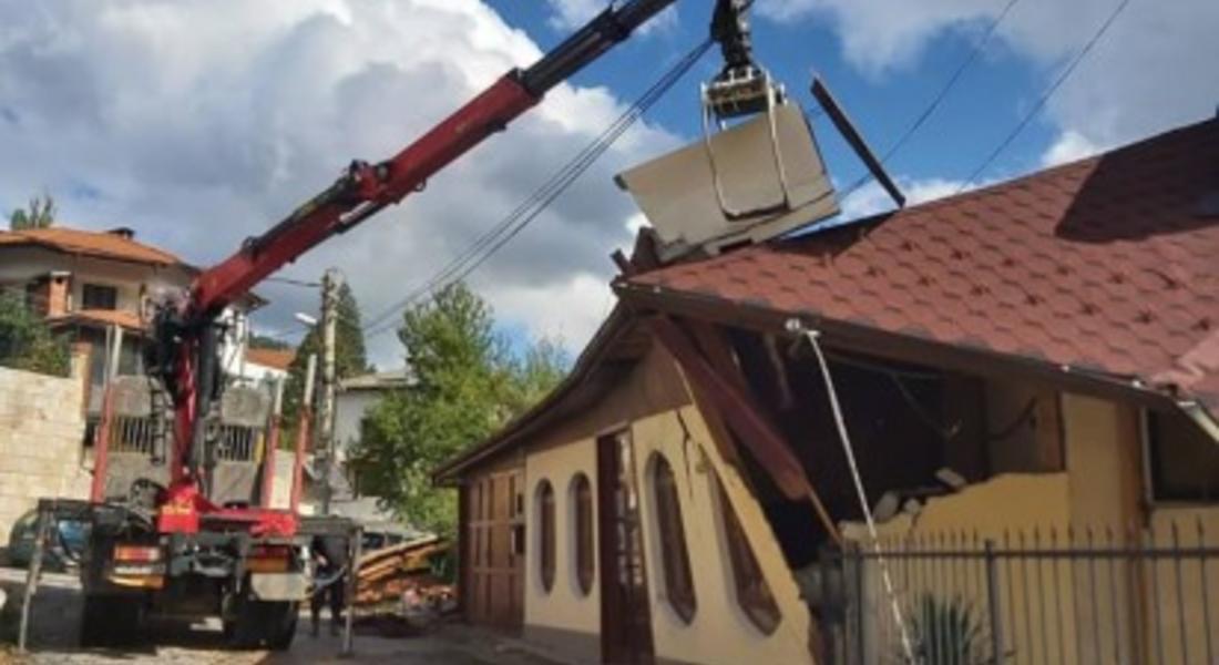 Общината и областта се включиха в разчистването на щетите, причинени от ураганния вятър  