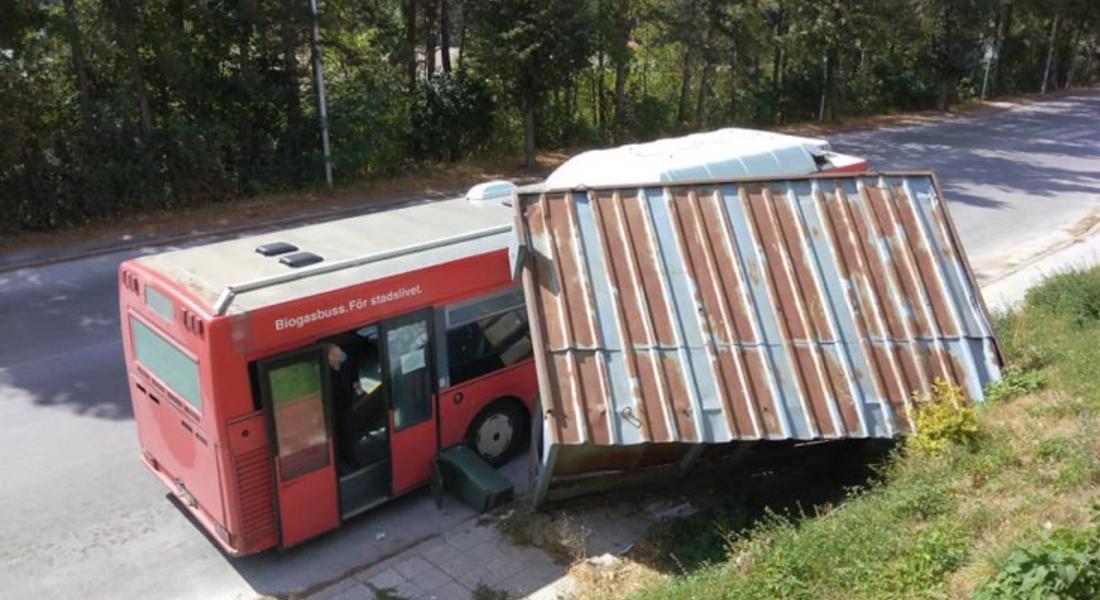 Автобус на градския транспорт се блъсна в спирка в Смолян