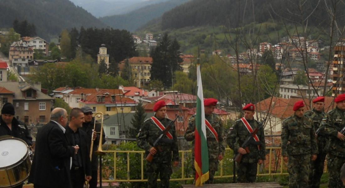 Чепеларе отбеляза Гергьовден с военни почести, духов оркестър и курбан за здраве