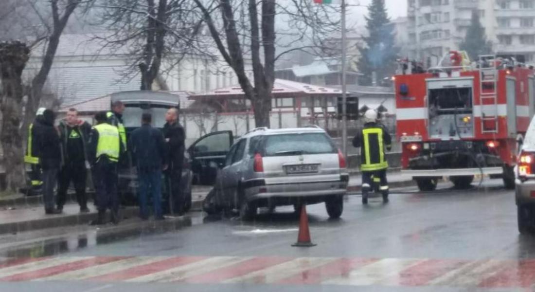 Двама пострадаха при катастрофа в Мадан