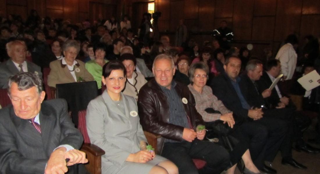 Кметът Николай Мелемов връчи „Златен плакет на директора на ОУ „Стою Шишков” 