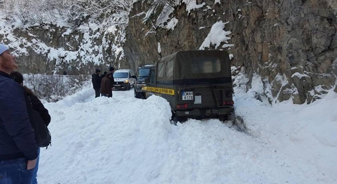  Преспи затварят пътя за с.Ягодина, кмeтът разчиства трасето с лична техника