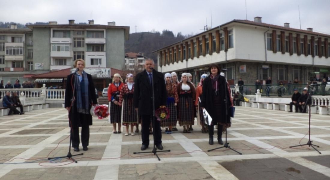 Неделино с нова сграда на общинска администрация