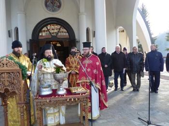 И тази година архимандрит Висарион хвърли три Богоявленски кръста в три различни води