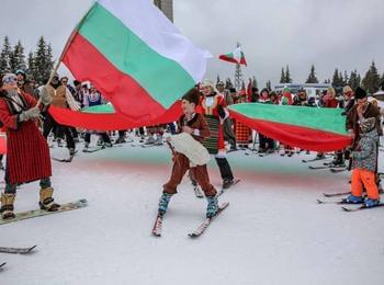 Скиори и сноубордисти се спускат с народни носии и знамена в чест на 3 март в Пампорово