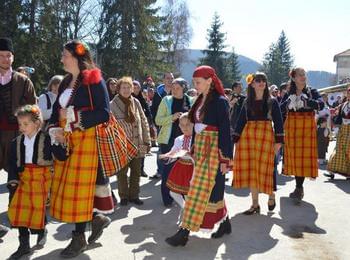 Тодоровден в Момчиловци събра стотици в народни носии   