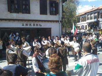 Възстановка пресъздаде атмосферата на пазарен ден в Стария Златоград   