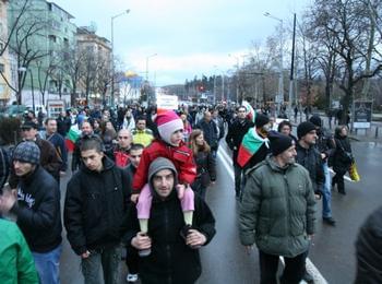 Анонимни протестиращи правят движения за участие в изборите