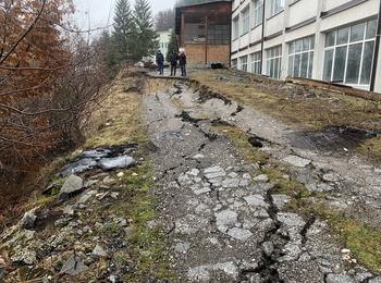 Хумчев и Мелемов на спешен оглед на поддала подпорна стена, която застрашава  четириетажна сграда