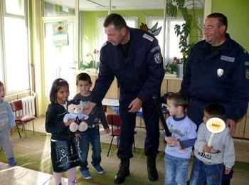 Полицаи разясняваха на малчугани ролята на полицейския служител