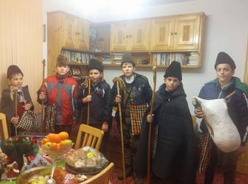  Коледарчета дариха събрани пари за семейства, чиято къща пострада при пожар