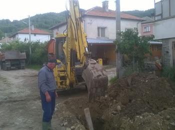 Ремонтират улици и ВиК мрежата в доспатското село Бръщен