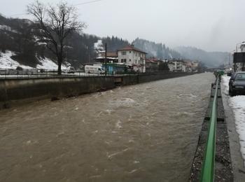 Няма опасност от преливане на водоемите в област Смолян