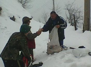 Общински служители носят на крак хляб и лекарства до бедстващите хора в Мадан