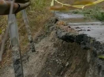 Опасно свлачище застрашава пътя към Кръстова гора