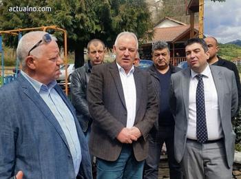  Пускат обходният път край свлачището на Тикале