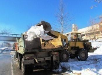 Возят сняг и от второстепенните улици на Смолян