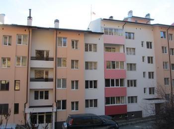     Собственици на жилища благодарят на кмета Николай Мелемов за оказаната помощ при саниране на блока им