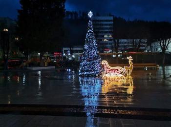 Запалиха светлините на коледната елха в Мадан