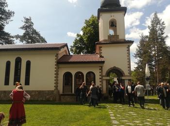  Десетки миряни дойдоха на параклиса „Свети Спас” над Райково, за да почетат Христовото Възнесение