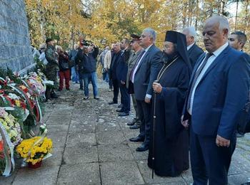 СМОЛЯН СЕ ПОКЛОНИ ПРЕД САМОЖЕРТВАТА И ПОДВИГА НА ГЕРОИТЕ НА ЗАВЕТНИЯ ВРЪХ СРЕДНОГОРЕЦ