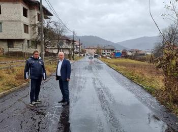 ЖИТЕЛИТЕ НА ТРИ УЛИЦИ В СМИЛЯН СЕ РАДВАТ, ЧЕ ВЕЧЕ МОГАТ ДА СЕ ДВИЖАТ ПО АСФАЛТ