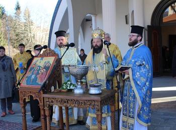 На Богоявление  Епископ Висарион оглави Божествена света Литургия , Велик Богоявленски водосвет  и освети бойното знаме на 101-ви алпийски полк