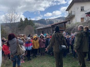 Ученици от Смолян се запознаха с начина, по който се извличат семенцата от шишарките и тяхното обработване