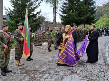 Празничен водосвет бе отслужен на параклиса „Св.св. Константин и Елена”в двора на 101-ви алпийски полк