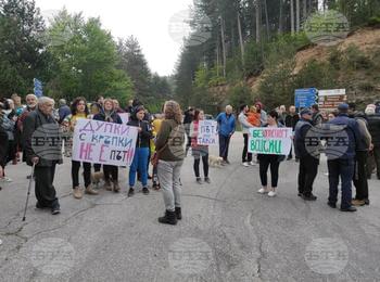  Протестиращи жители на три родопски села блокираха за кратко пътя Смолян – Рудозем