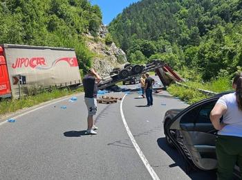 Тир с минерална вода се обърна на пътя край Михалково 