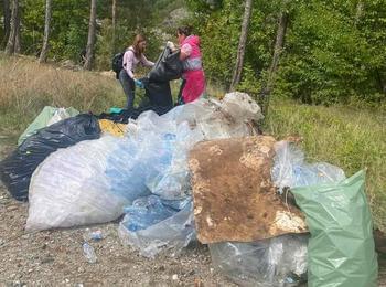 Служители на Община Девин с поредната акция по почистване 